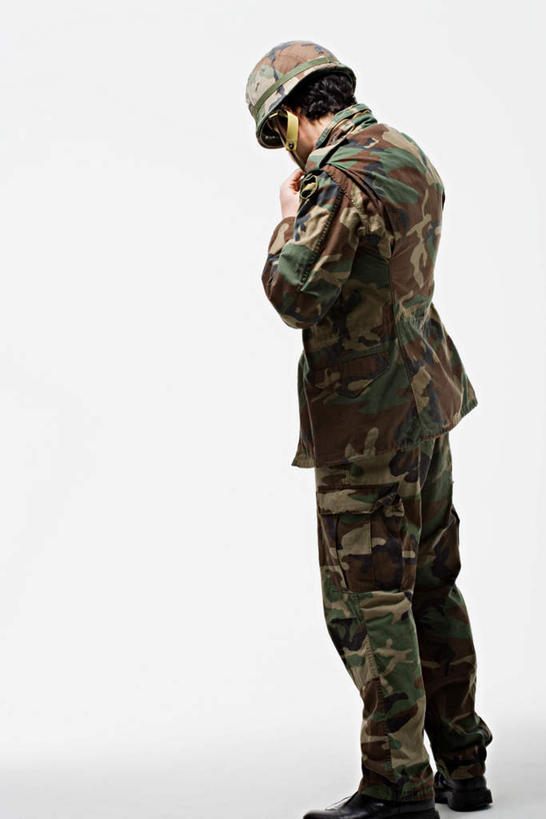 西方人,一个人,站,竖图,室内,白天,白色背景,侧面,西装,帽子,欧洲,欧洲人,仅一个男性,仅一个人,握,阴影,套装,正装,反射,头盔,影子,拿,拿着,注视,职业装,仅一个年轻男性,安全帽,低头,观察,看,站着,握着,摄影,影棚,观看,军人,察看,武士,关注,甲士,男人,男性,年轻男性,白种人,站立,彩图,全身,影棚拍摄,拍摄