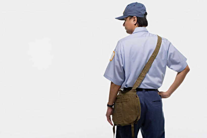 西方人,一个人,邮递员,站,横图,室内,白天,白色背景,工作服,制服,帽子,欧洲,欧洲人,仅一个男性,仅一个人,阴影,时间,反射,包,时钟,手表,书包,影子,计时,扭头,注视,运动帽,手叉腰,仅一个年轻男性,背面,背包,钟表,叉腰,观察,看,站着,转头,表,鸭舌帽,摄影,影棚,观看,单肩包,腕表,察看,关注,工作制服,男人,男性,年轻男性,白种人,邮差,邮局工作人员,邮局职工,邮务员,邮政人员,邮政事务员,钟,站立,半身,彩图,影棚拍摄,工作套服,拍摄