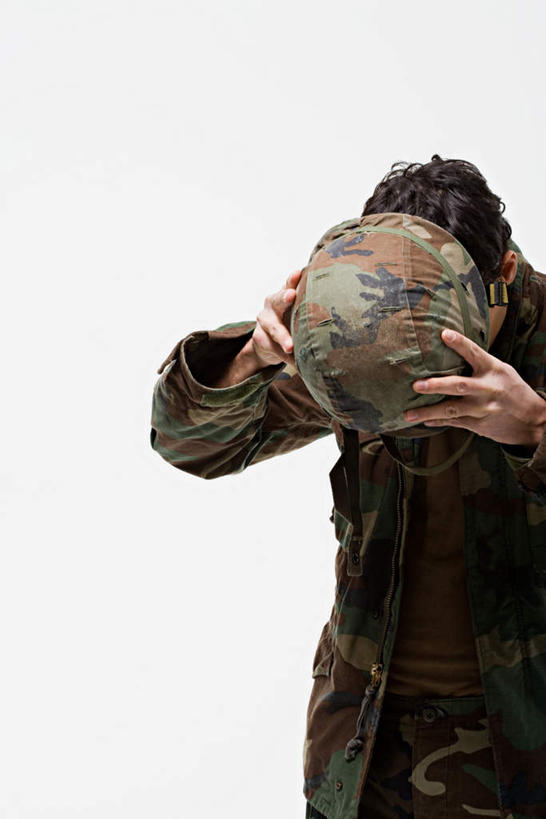 西方人,一个人,站,竖图,室内,白天,白色背景,正面,西装,帽子,欧洲,欧洲人,仅一个男性,仅一个人,握,阴影,套装,正装,反射,头盔,影子,拿,拿着,注视,职业装,仅一个年轻男性,安全帽,低头,观察,看,站着,握着,摄影,影棚,观看,军人,察看,武士,关注,甲士,男人,男性,年轻男性,白种人,站立,半身,彩图,影棚拍摄,拍摄