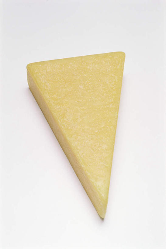 奶酪,无人,竖图,俯视,室内,特写,白天,白色背景,桌面,桌子,一块,形状,木制,三角形,干酪,起司,芝士,营养,木制品,乳酪,摄影,影棚,乳制品,发酵,彩图,高角度拍摄,影棚拍摄,拍摄