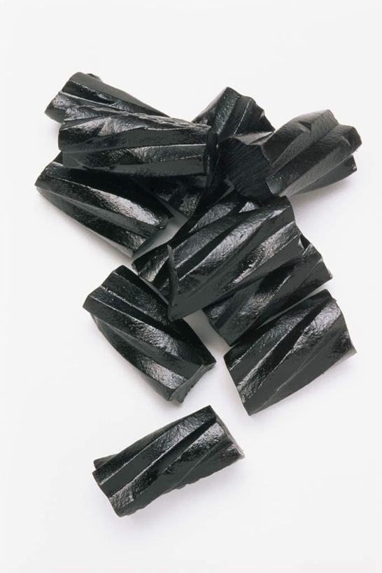 无人,竖图,俯视,室内,特写,白天,白色背景,植物,桌面,桌子,一堆,堆叠,堆积,木制,食品,糖,糖果,甜点,甜品,褐色,草药,药草,软糖,中药,食物,木制品,甜食,摄影,影棚,堆,甘草,药材,中草药,中药材,本草,生甘草,彩图,高角度拍摄,影棚拍摄,拍摄