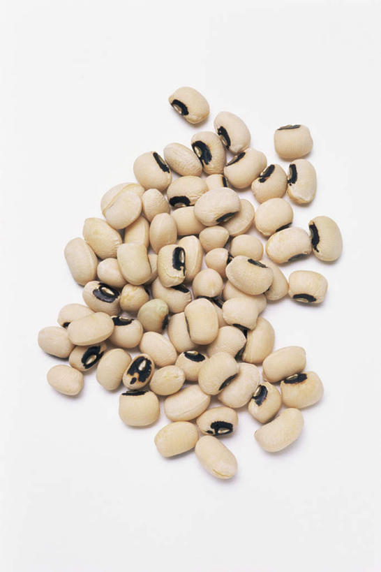 无人,竖图,俯视,室内,特写,白天,白色背景,植物,桌面,桌子,豆,蔬菜,一堆,许多,堆叠,堆积,新鲜,木制,豆类,豆子,黑豆,食品,很多,食物,木制品,摄影,有机食品,绿色食品,影棚,堆,豆科,乌豆,乌大豆,彩图,高角度拍摄,影棚拍摄,拍摄