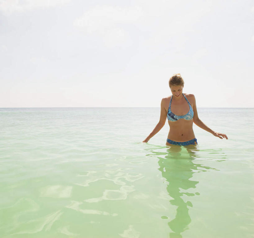 西方人,一个人,站,横图,室外,白天,正面,泳装,比基尼,海浪,海洋,墨西哥,欧洲,欧洲人,仅一个年轻女性,仅一个女性,仅一个人,阴影,光线,影子,浪花,水平线,辽阔,海平线,注视,蓝色,蓝天,天空,阳光,海水,天,低头,观察,看,站着,广阔,晴朗,观看,一望无际,察看,北美,北美洲,关注,美洲,海景,万里无云,北亚美利加洲,亚美利加洲,墨西哥合众国,仙人掌王国,垂头,克雷塔罗,克雷塔罗州,无边无际,一马平川,年轻女性,女人,女性,白种人,大海,风浪,海,海水的波动,近岸浪,涌浪,晴空,晴空万里,站立,彩图,全身,三点式,泳衣,水天相接,水天一线