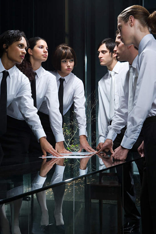 西方人,同事,商务人士,商务男性,商务女性,站,说,竖图,室内,白天,侧面,衬衫,讨论,成功,合作,团队,集体,信心,桌子,欧洲,非洲,黑人,欧洲人,阴影,套装,反射,材料,档案,文件,影子,纸,办公桌,墙,许多人,注视,队伍,墙壁,墙面,排列,黑色,手稿,资料,扶,观察,看,站着,一群人,观看,争吵,合同,证明,变更,察看,领导,扶着,成就,关注,文档,商务装,协议,合伙,领袖,工薪阶层,摆列,设立,终止,争持,交流,男人,男性,年轻男性,年轻女性,女人,女性,白种人,非洲人,白领,上班族,辩论,沟通,讲话,交谈,商讨,说话,谈话,站立,半身,彩图,衬衣,布列,分列