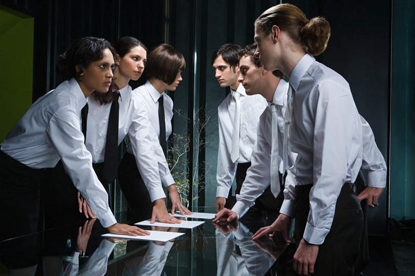 西方人,同事,商务人士,商务男性,商务女性,站,说,横图,室内,白天,侧面,衬衫,讨论,成功,合作,团队,集体,信心,桌子,欧洲,非洲,黑人,欧洲人,阴影,套装,反射,材料,档案,文件,影子,纸,办公桌,墙,许多人,注视,队伍,墙壁,墙面,排列,黑色,手稿,资料,扶,观察,看,站着,一群人,观看,争吵,合同,证明,变更,察看,领导,扶着,成就,关注,文档,商务装,协议,合伙,领袖,工薪阶层,摆列,设立,终止,争持,交流,男人,男性,年轻男性,年轻女性,女人,女性,白种人,非洲人,白领,上班族,辩论,沟通,讲话,交谈,商讨,说话,谈话,站立,半身,彩图,衬衣,布列,分列