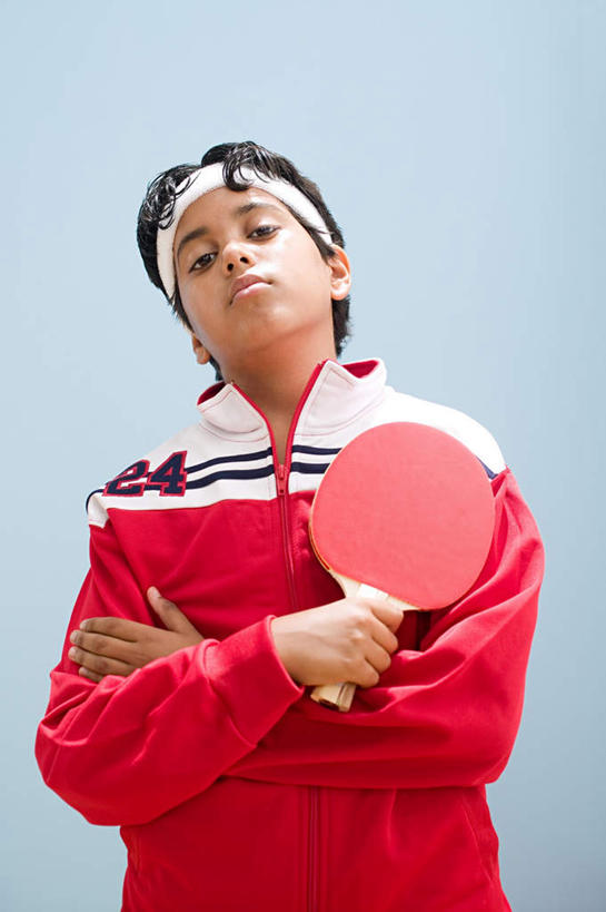 东方人,儿童,一个人,站,双手交叉,竖图,室内,白天,正面,运动服,纯洁,骄傲,亚洲,仅一个男性,仅一个人,握,蓝色背景,服装,乒乓球拍,乒乓球装备,球拍,注视,黄种人,运动器械,一个,小孩,衣服,红色,观察,看,站着,仅一个小孩,健身器械,可爱,童年,童趣,握着,摄影,服饰,影棚,单个,观看,察看,双手抱胸,衣着,穿着,关注,健身器材,童真,烂漫,无邪,乒乓球球拍,衣饰,高傲,天真,自豪,自满,乒乓球,乒乓球运动,男孩,男人,男性,亚洲人,孩子,站立,半身,彩图,影棚拍摄,拍摄,运动器材,男生,运动装