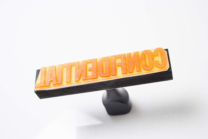 无人,横图,俯视,室内,特写,白天,白色背景,静物,阴影,反射,英文,标志,文字,影子,字符,字母,标识,一个,摄影,影棚,单个,英文字母,图章,彩图,高角度拍摄,影棚拍摄,拍摄