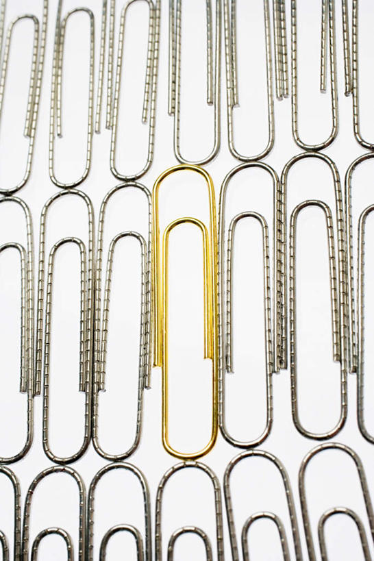 无人,竖图,室内,特写,白天,白色背景,正面,静物,金属制品,一排,许多,整齐,金属,银色,办公用品,回形针,排列,学习用品,金色,摄影,影棚,文具用品,队列,曲别针,彩图,影棚拍摄,拍摄