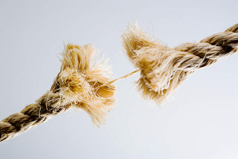 无人,横图,室内,特写,白天,白色背景,正面,静物,破碎,破坏,破损,绳子,摄影,影棚,绳索,损坏,碎裂,破裂,分裂,彩图,影棚拍摄,拍摄,决裂