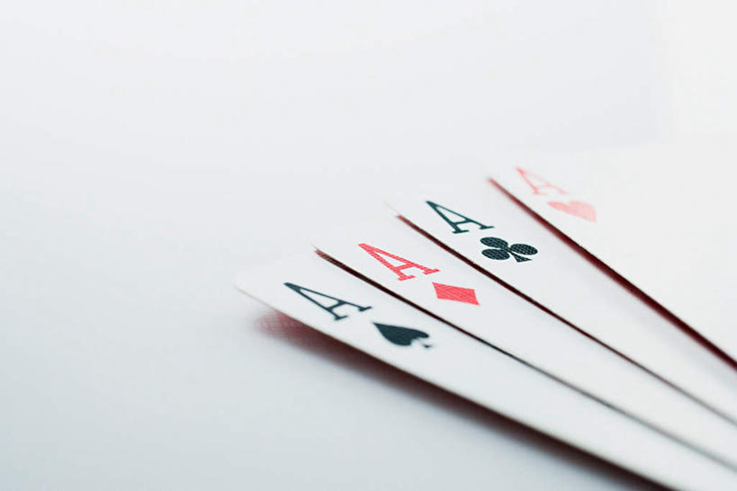 无人,横图,俯视,室内,特写,白天,游戏,赌博,贪欲,竞争,静物,纸牌,玩具,扑克,一排,朦胧,模糊,整齐,四张,玩,娱乐,刺激,排列,休闲,活动,队列,发泄,消遣,智力,赌具,投机,侥幸,欲望,宣泄,玩耍,嬉戏,彩图,高角度拍摄,胜负,输赢