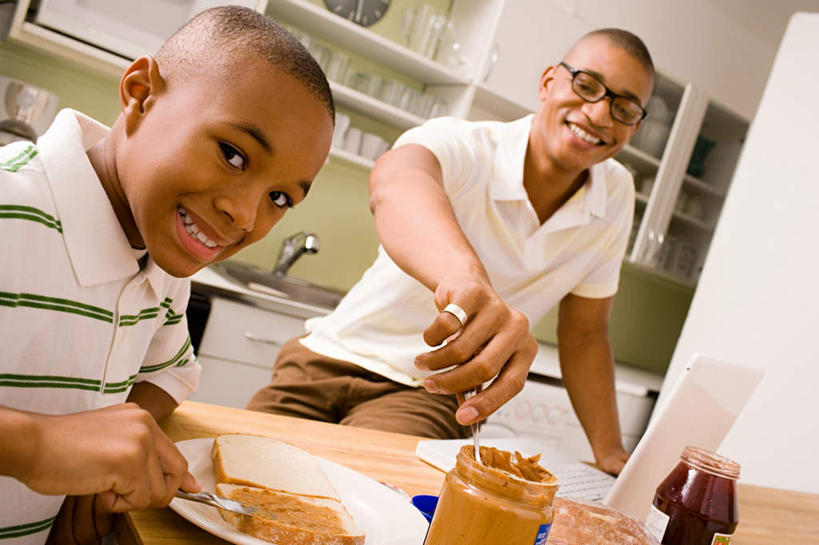 点心,面包,西方人,儿童,两个人,家庭,父亲,儿子,坐,笑,微笑,横图,室内,白天,正面,纯洁,植物,餐桌,桌子,野生动物,豆,花生,餐具,欧洲,非洲,黑人,欧洲人,握,服装,碟子,盘,眼镜,豆类,豆子,食品,坚果,面点,拿,拿着,注视,休闲装,食物,糕点,小孩,衣服,动物,盘子,碟,观察,看,休闲,温暖,温馨,父子,一家人,休闲服,花生酱,父爱,可爱,童年,童趣,握着,服饰,长生果,餐台,观看,和睦,察看,关注,花生仁,狡猾,近视眼镜,童真,烂漫,无邪,豆科,落花生,落生,狡诈,黄鼬,天真,男孩,男人,男性,年轻男性,非洲人,孩子,年轻人,花生米,黄鼠狼,花生豆,坐着,半身,彩图,融洽,男生