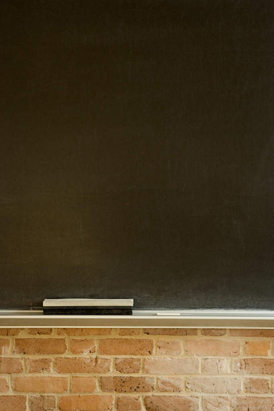 无人,学校,竖图,室内,特写,白天,正面,静物,墙,棕色,砖墙,校园,墙壁,墙面,一个,黑板擦,黑板,教室,教学,单个,耐磨,教学黑板,彩图