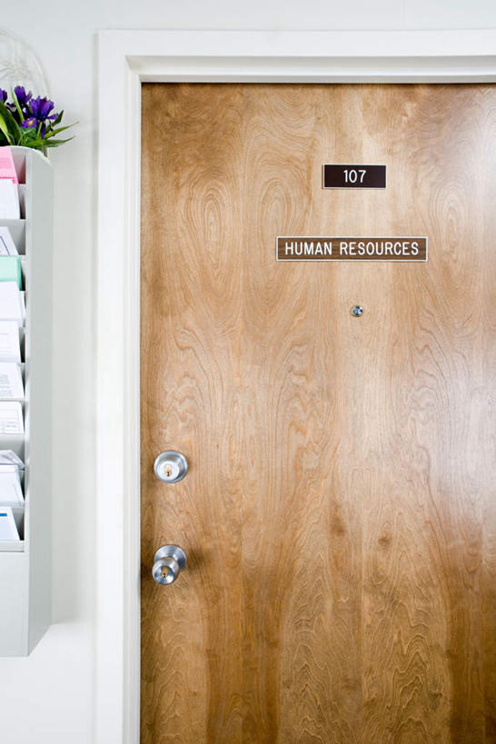 无人,学校,竖图,室内,白天,正面,窗户,门,静物,英文,标志,文字,字符,字母,墙,标识,校园,玻璃窗,墙壁,墙面,排列,白色,把手,门把手,门框,教室,英文字母,门把,门铃,摆列,拉手,彩图,布列,分列