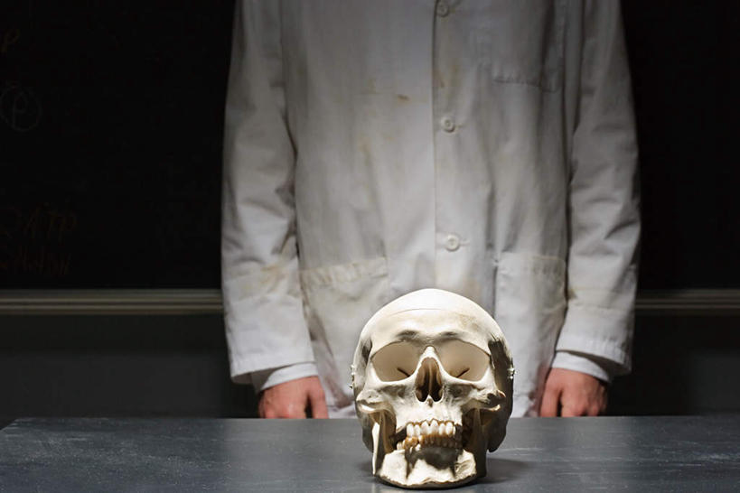 西方人,骨骼,一个人,学校,站,横图,室内,白天,正面,桌子,欧洲,欧洲人,仅一个男性,仅一个人,阴影,服装,反射,科学,医学,标本,影子,骨头,注视,休闲装,书桌,校园,仅一个年轻男性,衣服,课桌,模型,黑板,观察,看,站着,休闲,教室,休闲服,教学,服饰,观看,骨架,察看,生物学,骷髅头,关注,耐磨,教学黑板,男人,男性,年轻男性,白种人,站立,半身,彩图