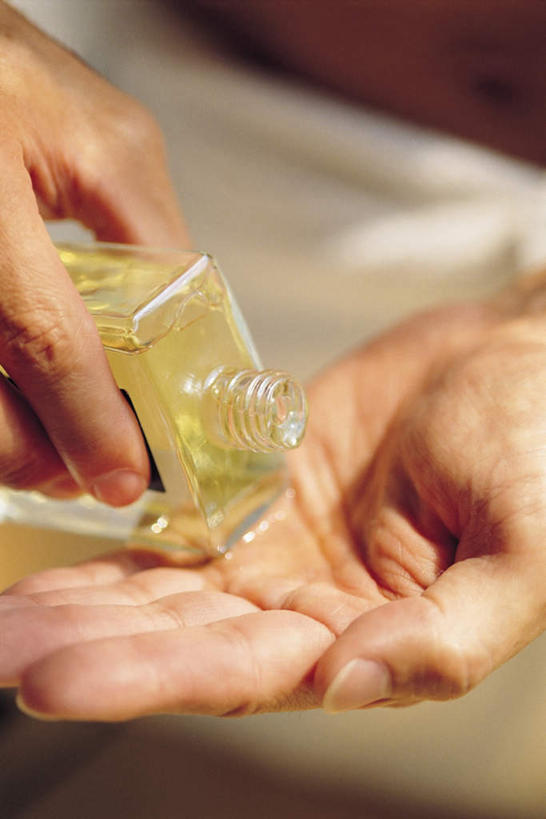 西方人,手,一个人,竖图,俯视,室内,特写,白天,时尚,欧洲,欧洲人,双手,仅一个男性,仅一个人,仅一个中年男性,倒,握,阴影,芳香,香气,光线,影子,拿,拿着,品味,手部,香水,握着,优雅,气味,高雅,芬芳,除臭,男人,男性,中年男性,白种人,半身,彩图,高角度拍摄