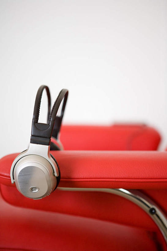 无人,竖图,室内,特写,白天,正面,快乐,满意,幸福,静物,椅子,躺椅,音响,音乐,娱乐,一个,红色,耳机,享受,休闲,放松,单个,沙滩椅,舒适,享乐,彩图