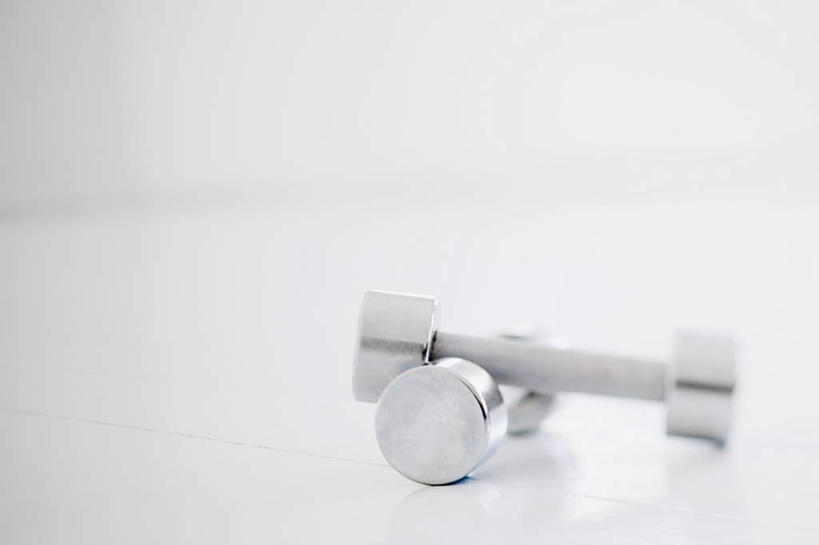 无人,健身房,横图,室内,特写,白天,正面,纯洁,静物,哑铃,金属制品,朦胧,模糊,金属,墙,银色,运动器械,墙壁,墙面,两个,健身器械,信仰,高贵,健身器材,雅致,彩图,健身馆,运动器材