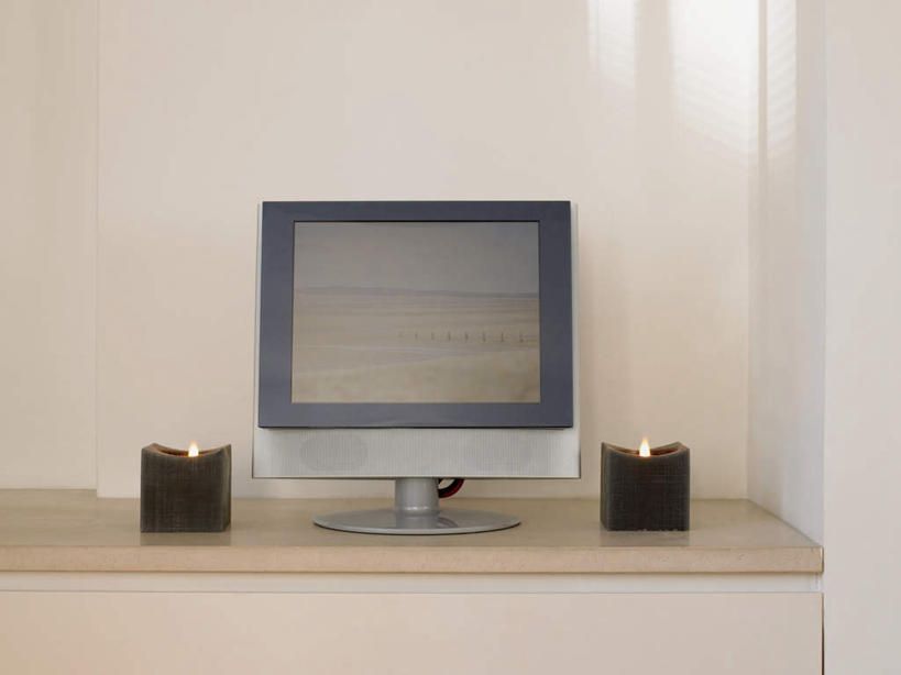 无人,横图,室内,特写,白天,正面,桌面,桌子,静物,电视,环保,木制,墙,墙壁,墙面,绿色,木制品,液晶电视,清晰,轻薄,能源,回收,资源,彩电,利用,便携,低碳,循环,彩色电视机,持续,电视机,彩图,高清