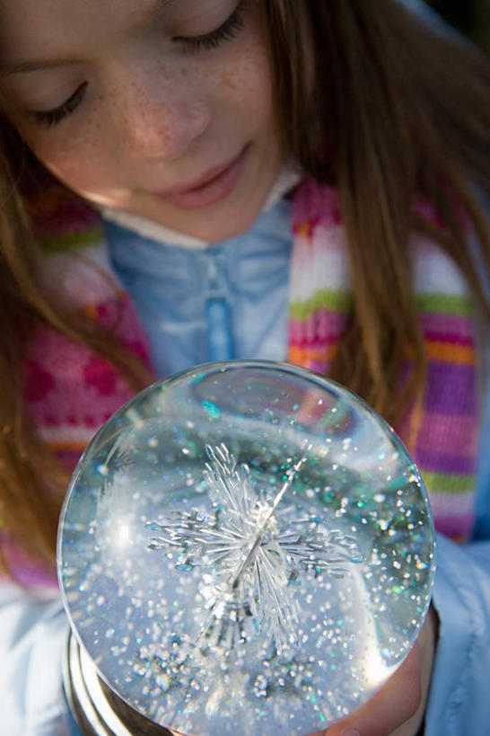 西方人,儿童,一个人,站,笑,微笑,竖图,俯视,室外,白天,游戏,纯洁,玩具,欧洲,欧洲人,仅一个女性,仅一个人,握,服装,透明,拿,玩,拿着,注视,休闲装,娱乐,小孩,衣服,玻璃球,观察,看,站着,仅一个小孩,休闲,球体,休闲服,水晶球,可爱,童年,童趣,益智,握着,服饰,观看,活动,察看,发泄,关注,消遣,智力,童真,烂漫,无邪,雪花玻璃球,宣泄,圣诞雪花球,天真,女孩,女人,女性,白种人,孩子,玩耍,嬉戏,站立,半身,彩图,高角度拍摄,女生