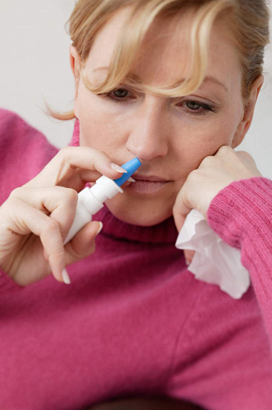 西方人,手,一个人,站,竖图,室内,白天,正面,生活用品,欧洲,欧洲人,双手,仅一个女性,仅一个人,撑,服装,朦胧,模糊,纸,墙,托腮,注视,休闲装,闻,墙壁,墙面,一个,衣服,白色,纸巾,日用品,观察,看,托,站着,仅一个中年女性,休闲,手部,休闲服,服饰,单个,卫生纸,观看,察看,嗅,关注,托下巴,喷雾剂,生活用纸,女人,女性,中年女性,白种人,站立,半身,彩图