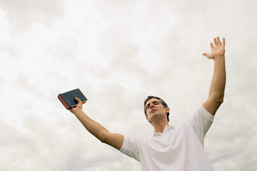 西方人,一个人,站,举,横图,室外,白天,仰视,欧洲,欧洲人,仅一个男性,仅一个人,仅一个中年男性,服装,云,云朵,云彩,注视,休闲装,衣服,蓝色,白云,蓝天,天空,天,观察,看,托,站着,休闲,休闲服,服饰,晴朗,观看,察看,关注,经书,经籍,男人,男性,中年男性,白种人,晴空,举起,举手,举着,向上举,向上伸,向上托,站立,半身,彩图,低角度拍摄