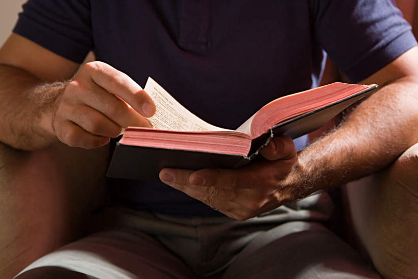 西方人,一个人,坐,横图,室内,白天,正面,沙发,欧洲,欧洲人,仅一个男性,仅一个人,仅一个中年男性,握,服装,拿,拿着,注视,休闲装,衣服,观察,看,休闲,休闲服,握着,服饰,观看,察看,关注,经书,经籍,男人,男性,中年男性,白种人,坐着,半身,彩图,皮沙发