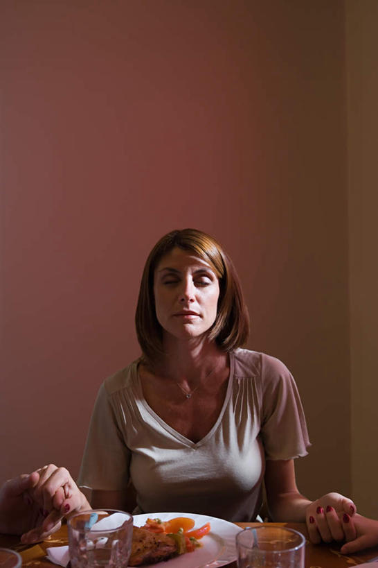 西方人,一个人,坐,闭眼,竖图,室内,白天,正面,水,桌面,桌子,杯子,餐具,欧洲,欧洲人,仅一个女性,仅一个人,服装,木制,碟子,盘,液体,墙,肉,休闲装,饮用水,肉类,墙壁,墙面,衣服,盘子,木制品,水杯,碟,矿泉水,祈祷,仅一个中年女性,休闲,休闲服,服饰,祷告,肉食,蒸馏水,女人,女性,中年女性,白种人,茶杯,闭眼睛,闭着眼,闭着眼睛,坐着,半身,彩图