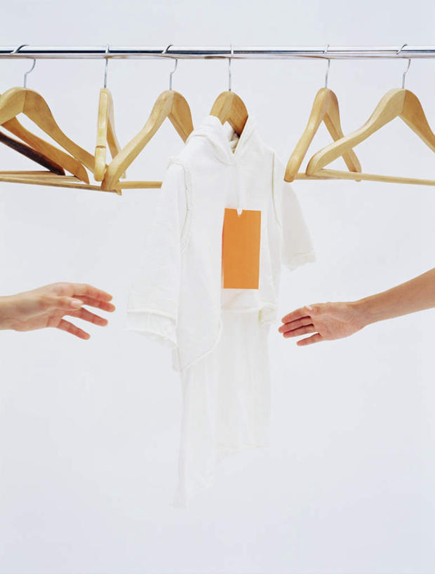 西方人,手,两个人,竖图,室内,白天,白色背景,正面,欧洲,欧洲人,双手,许多,服装,木制,标签,墙,休闲装,墙壁,墙面,一个,衣服,黄色,白色,夹子,木制品,休闲,手部,休闲服,抢夺,服饰,单个,衣夹,敌人,年轻女性,女人,女性,白种人,半身,彩图