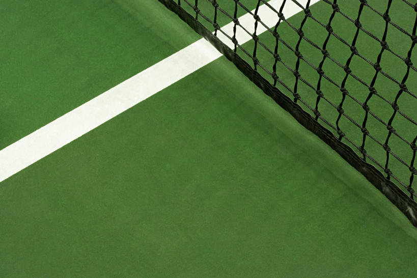 无人,体育馆,运动场,横图,俯视,室内,白天,草地,草坪,植物,静物,阴影,反射,影子,球网,分界线,运动器械,体育场,草,绿色,白色,健身器械,标线,健身器材,运动馆,彩图,高角度拍摄,运动器材