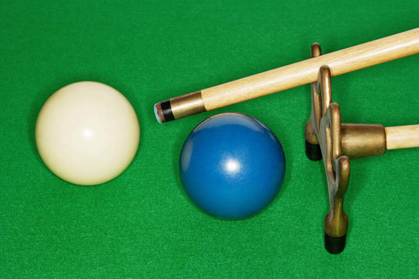 无人,横图,俯视,室内,特写,白天,台球,静物,撞球,绿色背景,木制,球杆,运动器械,彩球,两个,蓝色,白色,木制品,健身器械,摄影,影棚,台球桌,健身器材,斯诺克,斯诺克球,斯诺克台球,桌球,彩图,高角度拍摄,影棚拍摄,拍摄,运动器材