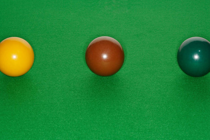 无人,横图,室内,特写,白天,正面,台球,静物,一排,撞球,绿色背景,整齐,球杆,褐色,运动器械,彩球,排列,三个,黄色,绿色,健身器械,摄影,影棚,台球桌,队列,健身器材,斯诺克,斯诺克球,斯诺克台球,桌球,彩图,影棚拍摄,拍摄,运动器材