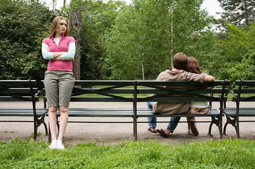 西方人,背部,三个人,伙伴,朋友,站,坐,抱,双手交叉,横图,室外,白天,正面,爱情,友谊,草地,草坪,植物,道路,路,椅子,欧洲,欧洲人,服装,木椅,小路,交通,浪漫,注视,休闲装,草,树,树木,衣服,绿色,自然,观察,看,靠,靠着,倚靠,站着,休闲,温暖,温馨,休闲服,恩爱,恋人,服饰,生长,成长,抱着,观看,和睦,察看,双手抱胸,搂着,倚着,关注,嫉妒,妒忌,忌妒,友情,男人,男性,年轻男性,年轻女性,女人,女性,白种人,情侣,怀抱,搂,搂抱,相抱,拥抱,站立,坐着,彩图,全身,伴侣,融洽