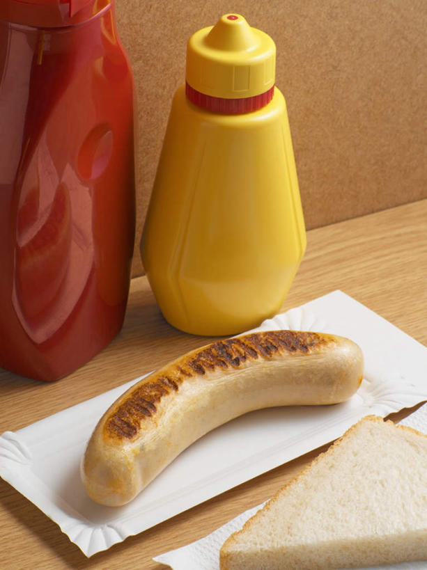 点心,面包,无人,竖图,俯视,室内,特写,白天,餐桌,桌子,餐具,阴影,反射,木制,碟子,盘,影子,墙,调料,酱料,酱汁,佐料,食品,面点,调味品,调味料,法国面包,酱,墙壁,墙面,食物,糕点,两个,黄色,红色,盘子,木制品,瓶子,塑料制品,碟,塑料瓶,餐台,长棍面包,烤焦,法式长棍面包,彩图,高角度拍摄