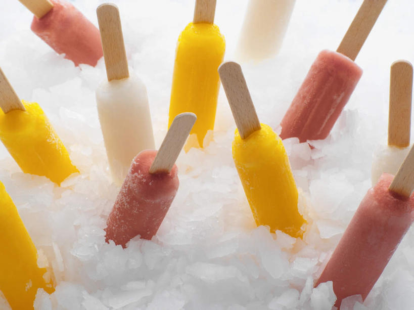 无人,横图,俯视,室内,特写,白天,许多,阴影,反射,影子,冰,冰块,凌乱,清凉,棒冰,冰棍,冷冻,黄色,红色,白色,冷饮,舒服,寒冷,冷藏,解暑,冰冷,混乱,冰棒,解渴,舒爽,消暑,保鲜,冰条,纷乱,缭乱,庞杂,彩图,高角度拍摄