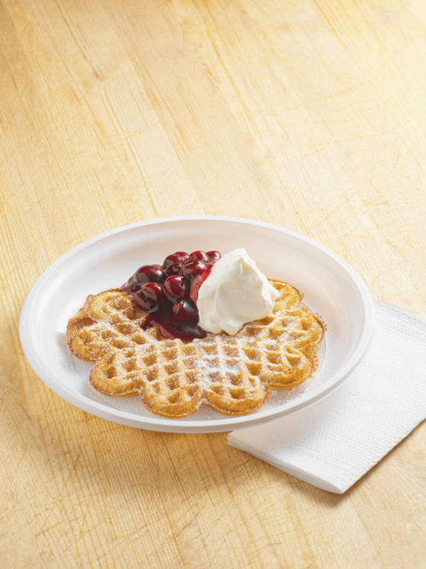 无人,竖图,俯视,室内,特写,白天,餐桌,桌子,餐具,一张,阴影,反射,碟子,盘,影子,陶瓷,陶瓷制品,沙拉酱,一个,盘子,碟,纸巾,果酱,单个,餐台,华夫饼,窝夫,格子饼,华夫,格仔饼,压花蛋饼,果子酱,彩图,高角度拍摄