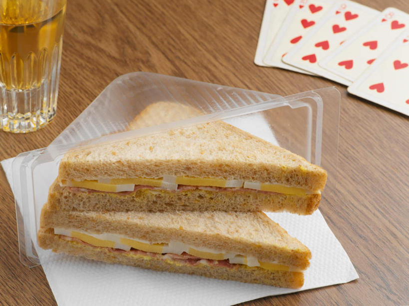 啤酒,无人,横图,俯视,室内,特写,白天,烹饪,西餐,游戏,赌博,贪欲,竞争,餐桌,桌子,杯子,纸牌,玩具,扑克,一张,阴影,反射,影子,塑料,三明治,料理,食品,酒类,一杯,玩,娱乐,菜肴,美食,刺激,玻璃制品,盒子,酒,食物,饮料,两个,一个,容器,水杯,塑料制品,纸巾,快餐,休闲,西式,佳肴,单个,餐台,活动,储藏,储存,发泄,消遣,智力,赌具,西式快餐,三文治,投机,侥幸,欲望,宣泄,玻璃杯,玩耍,嬉戏,彩图,高角度拍摄,胜负,输赢,贮存