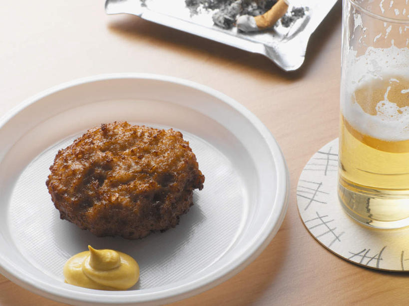 啤酒,无人,横图,俯视,室内,特写,白天,餐桌,桌子,猪,杯子,香烟,餐具,金属制品,阴影,反射,金属,碟子,盘,影子,塑料,调料,酱料,酱汁,油炸,佐料,酒类,调味品,一杯,调味料,猪排,酱,玻璃制品,酒,饮料,一个,动物,盘子,水杯,塑料制品,碟,烟,家畜,牲畜,单个,餐台,烟灰缸,一支,肉排,烟碟,烟盅,玻璃杯,卷烟,烟草,纸烟,彩图,高角度拍摄