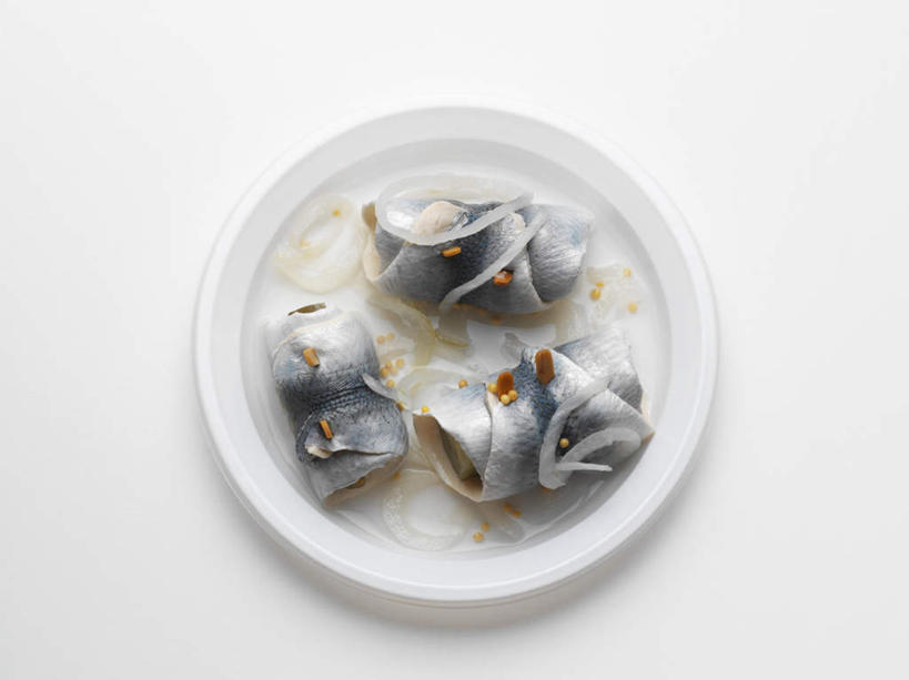 海鲜,无人,横图,俯视,室内,特写,白天,白色背景,餐具,阴影,反射,碟子,盘,影子,陶瓷,陶瓷制品,水产,海洋生物,腌制,三个,一个,盘子,碟,摄影,影棚,单个,鲱鱼,水生动物,海产品,水生物,海底动物,腌制食品,太平洋鲱鱼,彩图,高角度拍摄,影棚拍摄,拍摄