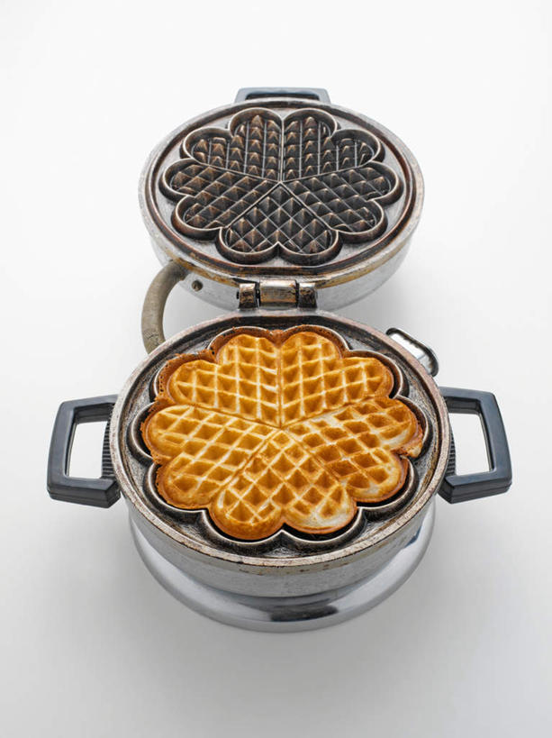 无人,竖图,俯视,室内,特写,白天,白色背景,烧烤,桌面,桌子,木制,烤架,烤肉,木制品,铁架,摄影,影棚,华夫饼,窝夫,格子饼,华夫,格仔饼,压花蛋饼,彩图,高角度拍摄,影棚拍摄,拍摄