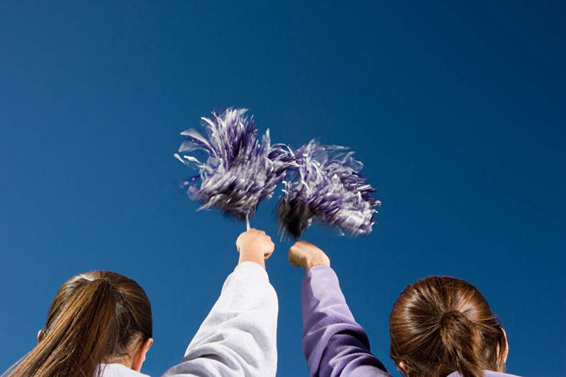 西方人,脸,头,脸颊,手,两个人,伙伴,朋友,举,横图,室外,特写,白天,仰视,友谊,合作,团队,欧洲,欧洲人,握,阴影,光线,影子,拿,拿着,蓝色,蓝天,天空,阳光,天,托,手部,战略,握着,晴朗,万里无云,联合,合谋,拉拉花,拉拉球,啦啦花,啦啦球,配合,协作,年轻女性,女人,女性,白种人,头部,脸部,脸蛋,面部,晴空,晴空万里,举起,举手,举着,向上举,向上伸,向上托,半身,彩图,低角度拍摄