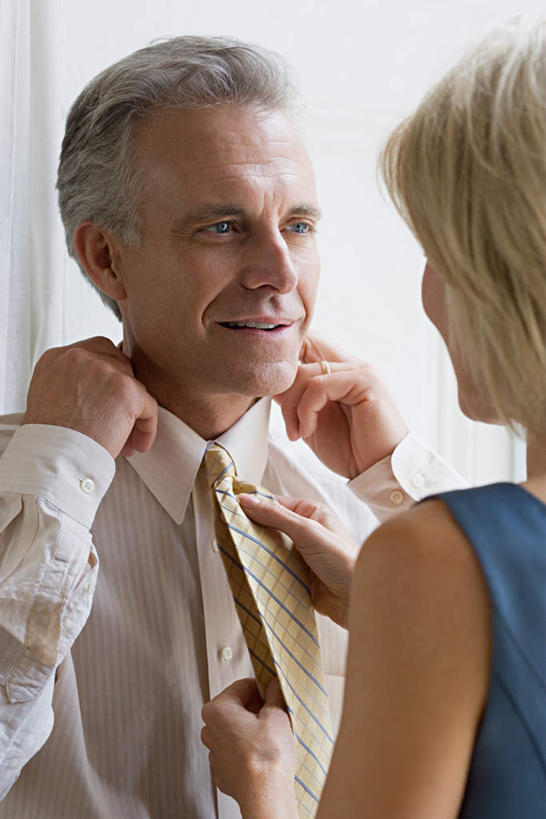 西方人,背部,两个人,夫妻,站,说,竖图,室内,白天,正面,衬衫,爱情,讨论,窗户,窗帘,落地窗,酒店,欧洲,欧洲人,握,服装,朦胧,模糊,装饰,领带,浪漫,拿,拿着,注视,休闲装,玻璃窗,装饰品,衣服,帘子,戒指,饰品,首饰,观察,看,站着,休闲,休闲服,遮阳,恩爱,握着,恋人,服饰,观看,整理,华丽,修饰,信物,点缀,察看,权利,象征,庄重,关注,身份,收拾,衬托,美观,雅致,雅观,正式,地位,手饰,整顿,清算,交流,男人,男性,女人,女性,中年男性,中年女性,白种人,夫妇,情侣,沟通,讲话,交谈,商讨,说话,谈话,站立,半身,彩图,衬衣,旅店,伴侣