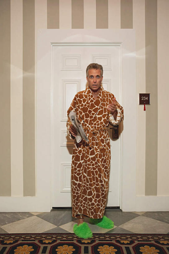 西方人,一个人,站,竖图,室内,白天,正面,阅读,地毯,门,酒店,报纸,欧洲,欧洲人,仅一个男性,仅一个人,仅一个中年男性,一排,一张,握,学习,条纹,睡衣,整齐,装饰,编织,标志,数字,文字,字符,手工艺品,墙,走道,走廊,过道,织物,拿,拿着,注视,标识,墙壁,墙面,排列,把手,门把手,工艺品,门框,拖鞋,观察,看,站着,浏览,握着,豹纹,阿拉伯数字,观看,华丽,修饰,门把,点缀,察看,队列,关注,震动,衬托,美观,雅致,雅观,寝衣,震惊,男人,男性,中年男性,白种人,拉手,站立,彩图,全身,旅店