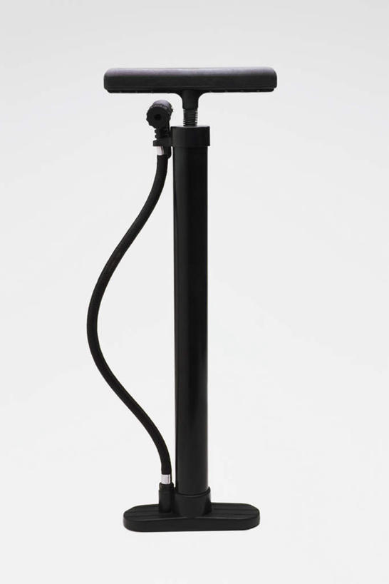 无人,竖图,俯视,室内,特写,白天,白色背景,锻炼,运动,静物,阴影,反射,影子,设备,运动器械,一个,黑色,打气筒,健身器械,打气,摄影,充气,影棚,单个,健身器材,装备,空气泵,设置,充气筒,体育,彩图,高角度拍摄,影棚拍摄,健身,拍摄,运动器材