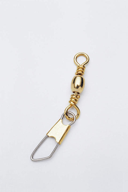 无人,竖图,俯视,室内,特写,白天,白色背景,锻炼,运动,静物,金属制品,阴影,反射,金属,影子,钥匙圈,运动器械,一个,金色,健身器械,摄影,影棚,单个,健身器材,钥匙环,体育,彩图,高角度拍摄,影棚拍摄,健身,拍摄,运动器材