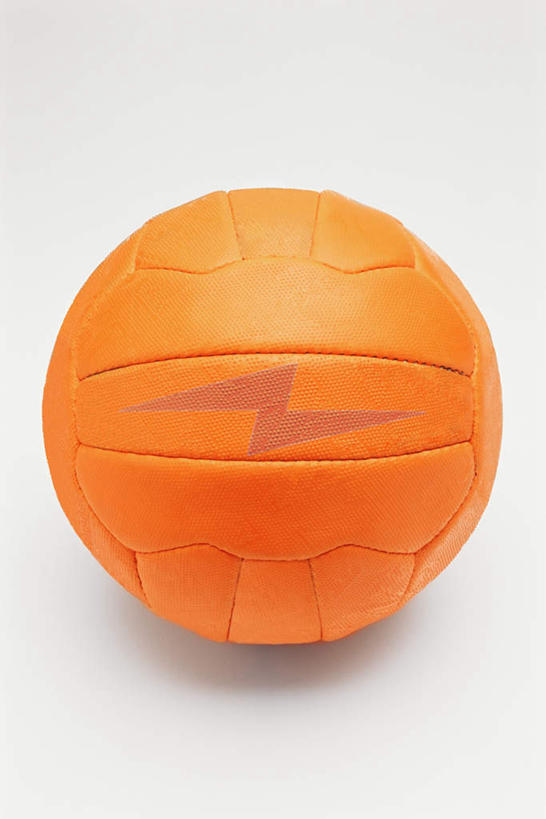 无人,竖图,俯视,室内,特写,白天,白色背景,锻炼,运动,排球,静物,阴影,反射,影子,排球装备,运动器械,一个,橙色,健身器械,摄影,影棚,单个,健身器材,体育,排球运动,彩图,高角度拍摄,影棚拍摄,健身,拍摄,运动器材