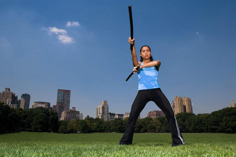 东方人,一个人,运动员,高楼大厦,站,举,横图,室外,白天,仰视,运动服,锻炼,运动,草地,草坪,树林,植物,大厦,建筑,摩天大楼,亚洲,仅一个年轻女性,仅一个女性,仅一个人,握,服装,拿,拿着,注视,黄种人,草,树,树木,两个,衣服,蓝色,绿色,蓝天,天空,自然,天,观察,看,托,站着,握着,服饰,生长,晴朗,成长,观看,张开双腿,察看,衣着,穿着,关注,双节棍,万里无云,衣饰,展开双腿,体育,年轻女性,女人,女性,亚洲人,晴空,晴空万里,体育运动员,运动选手,举起,举手,举着,向上举,向上伸,向上托,站立,彩图,低角度拍摄,全身,健身,大楼,高层建筑,高楼,摩天楼,伸展双腿,运动装