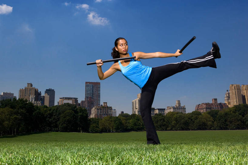 东方人,一个人,运动员,高楼大厦,站,伸展双臂,横图,室外,白天,正面,运动服,运动鞋,草地,草坪,树林,植物,大厦,建筑,摩天大楼,鞋子,亚洲,仅一个年轻女性,仅一个女性,仅一个人,握,服装,木制,棍子,云,云朵,拿,云彩,拿着,注视,黄种人,草,树,树木,衣服,蓝色,绿色,白云,蓝天,天空,自然,木制品,天,观察,看,站着,踢腿,握着,服饰,生长,晴朗,成长,观看,休闲鞋,察看,衣着,穿着,关注,双节棍,衣饰,年轻女性,女人,女性,亚洲人,晴空,体育运动员,运动选手,敞开双臂,伸开双臂,展开双肩,站立,张开手臂,张开双臂,彩图,全身,大楼,高层建筑,高楼,摩天楼,运动装