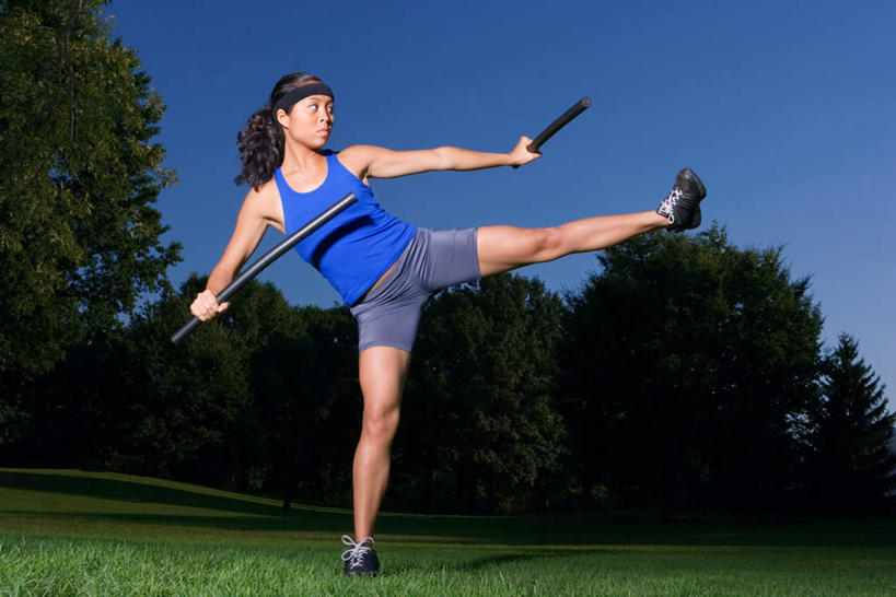 东方人,一个人,运动员,站,伸展双臂,横图,室外,白天,正面,运动服,运动鞋,草地,草坪,树林,植物,鞋子,亚洲,仅一个年轻女性,仅一个女性,仅一个人,握,服装,木制,棍子,云,云朵,拿,云彩,拿着,注视,黄种人,草,树,树木,衣服,蓝色,绿色,白云,蓝天,天空,自然,木制品,天,观察,看,站着,踢腿,握着,服饰,生长,晴朗,成长,观看,休闲鞋,察看,衣着,穿着,关注,双节棍,衣饰,年轻女性,女人,女性,亚洲人,晴空,体育运动员,运动选手,敞开双臂,伸开双臂,展开双肩,站立,张开手臂,张开双臂,彩图,全身,运动装