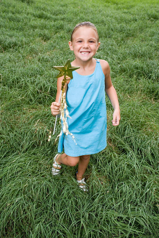 西方人,儿童,一个人,站,笑,微笑,露齿笑,竖图,俯视,室外,白天,裙子,纯洁,草地,草坪,植物,欧洲,欧洲人,仅一个女性,仅一个人,握,连衣裙,星星,拿,拿着,注视,草,一个,小孩,蓝色,绿色,观察,看,站着,仅一个小孩,星形,可爱,童年,童趣,握着,单个,观看,察看,关注,仙女棒,五角形,童真,烂漫,无邪,天真,女孩,女人,女性,白种人,孩子,五角星,抬头,仰头,站立,彩图,高角度拍摄,全身,女生