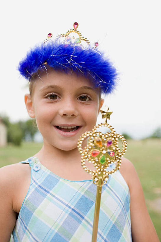 西方人,儿童,一个人,站,笑,微笑,露齿笑,竖图,室外,白天,正面,纯洁,草地,草坪,植物,皇冠,欧洲,欧洲人,仅一个女性,仅一个人,握,服装,朦胧,模糊,拿,拿着,注视,休闲装,草,树,树木,小孩,衣服,绿色,自然,观察,看,站着,仅一个小孩,休闲,休闲服,可爱,童年,童趣,握着,服饰,生长,成长,观看,权威,察看,高贵,关注,和平,童真,烂漫,无邪,地位,权力,统治,符节,节钺,节杖,天真,女孩,女人,女性,白种人,孩子,王冠,站立,半身,彩图,女生